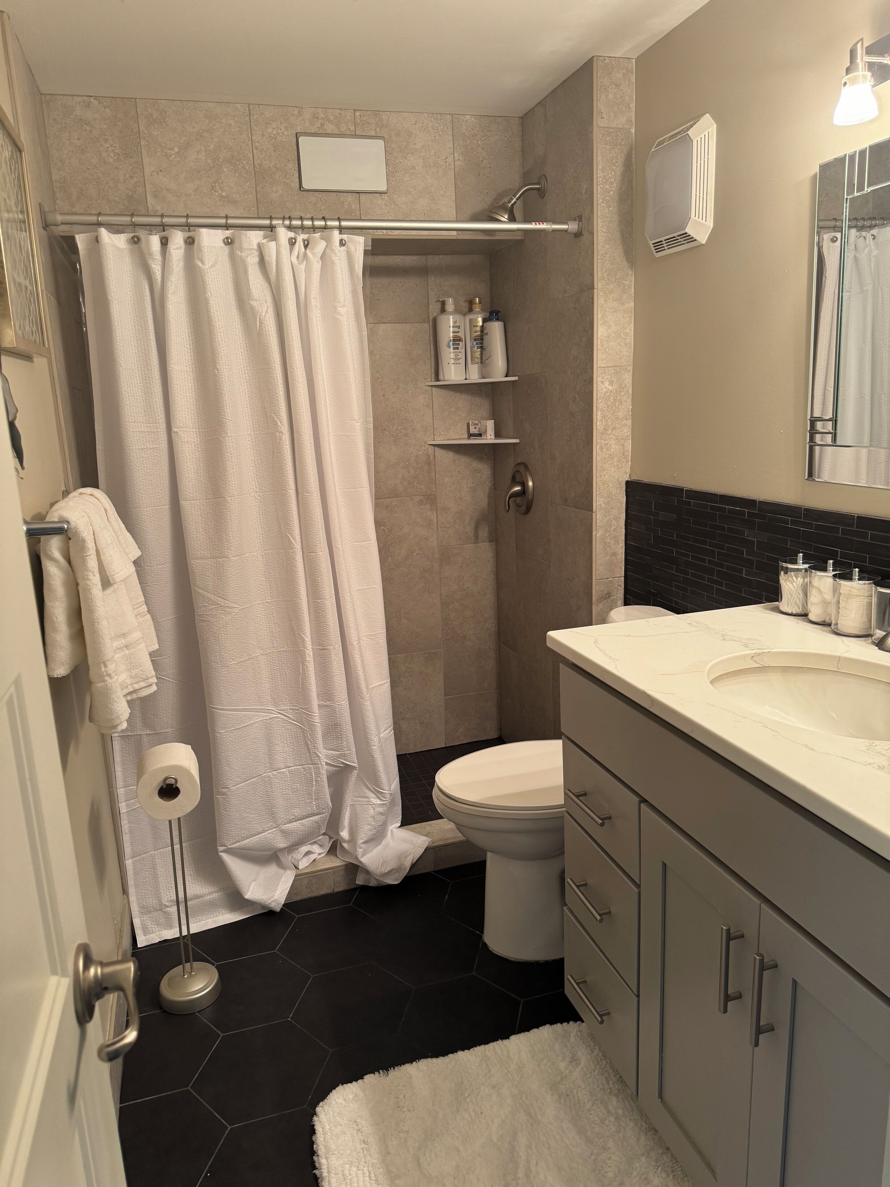 Bruser, hårtørrer, håndklæder, Sæbe