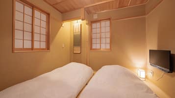 Standard Twin Room | Down comforters, in-room safe, free WiFi, bed sheets