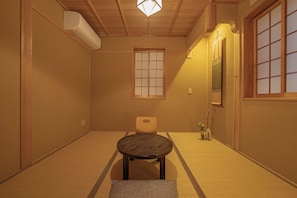 Habitación estándar con 2 camas individuales | Edredón, caja de seguridad en la habitación, wifi gratis y ropa de cama 