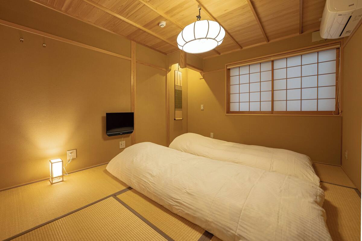 Comfort Twin Room | Down comforters, in-room safe, WiFi (free), bed sheets
