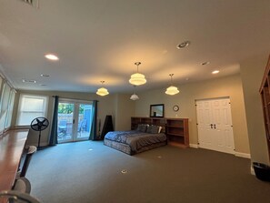 6 bedrooms, iron/ironing board, WiFi, bed sheets - Rustic Family Retreat Getaway 
Pet friendly. 
 (Ulster Park)