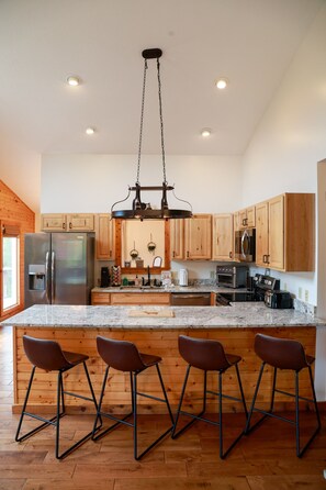 ثلاجة، ميكروويف، فرن، غسالة أطباق