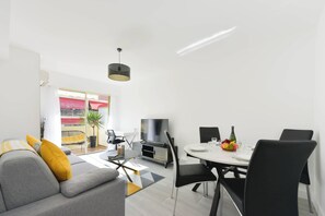 TV - Apartment with Terrace, walk to Beaches & Shopping (Cannes)