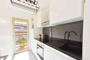 Kjøleskap, mikrobølgeovn, ovn og kokeplater