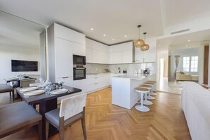 Kjøleskap, mikrobølgeovn, ovn og kokeplater