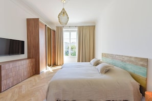 3 habitaciones, tabla de planchar con plancha, wifi y ropa de cama