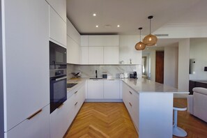 Kjøleskap, mikrobølgeovn, ovn og kokeplater