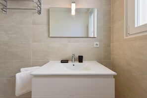 Shower, hair dryer, towels, soap - 1-bedroom apartment, walk to beach, garage (Cannes)