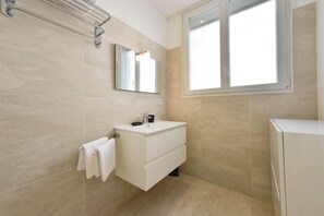 Dusche, Haartrockner, Handtücher, Seife