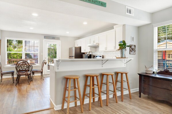 冷蔵庫、電子レンジ、オーブン、コンロ