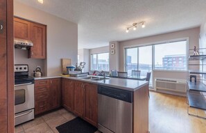Private kitchen - Sunlit haven and is PET FRIENDLY.
 (Montréal)