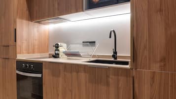 Réfrigérateur, micro-ondes, four, cafetiÚre/bouilloire