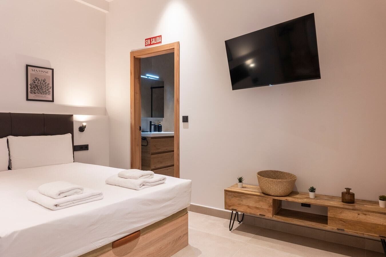 Skrivebord, strykejern/-brett, reiseseng for barn og wi-fi