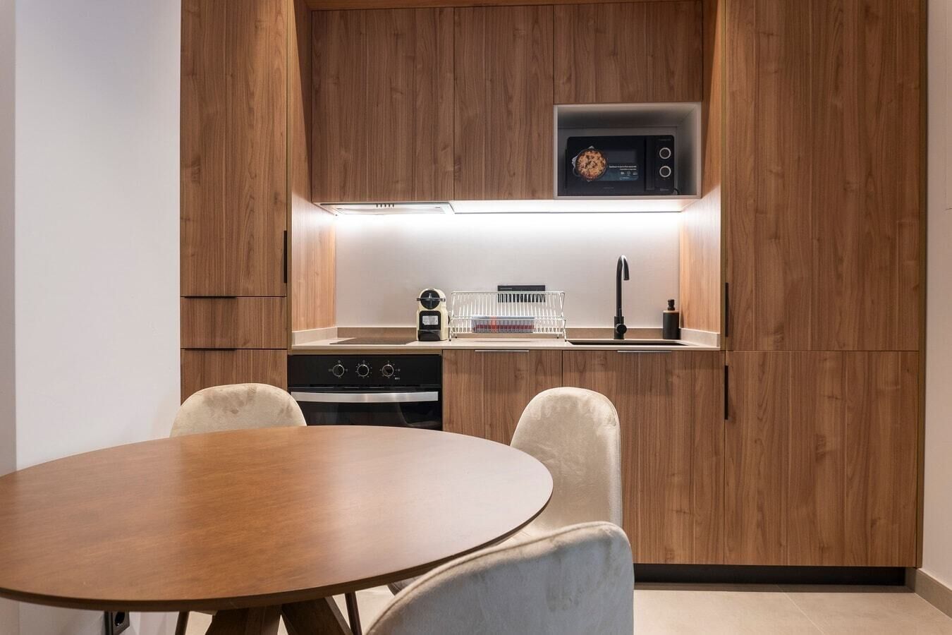 Kühlschrank, Mikrowelle, Ofen, Wasserkocher mit Kaffee-/Teezubehör