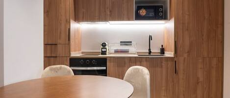 Kühlschrank, Mikrowelle, Ofen, Wasserkocher mit Kaffee-/Teezubehör