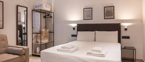 Desk, iron/ironing board, travel cot, WiFi