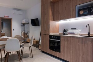 Kjøleskap, mikrobølgeovn, ovn og kaffetrakter/tekoker
