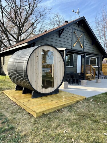 Renovated Modern Lake Front Oasis/ Dog Friendly w/ fenced in area