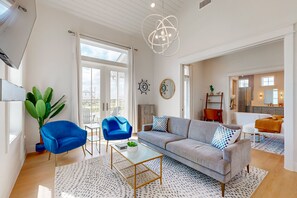 TV, books - Resort Pools, Pet Friendly, Golf Cart Boardwalk to the Beach (Port Aransas)