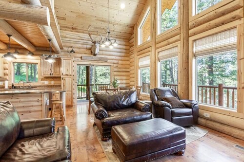 Fox’s Lair: Secluded Luxury Cabin 35 min to YNP