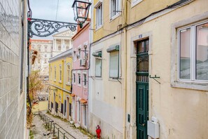 Exterior - Blueground | São Bento, move-in-ready home (Lisbon)