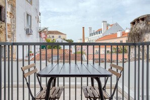 Outdoor dining - Blueground | São Bento, move-in-ready home (Lisbon)