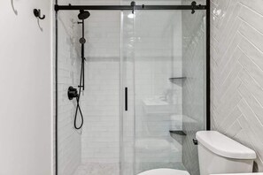 Doccia, asciugacapelli, asciugamani, shampoo