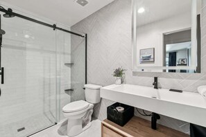 Douche, sèche-cheveux, serviettes fournies, shampoing