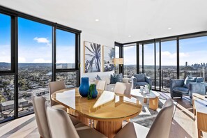 Dining - Enjoy luxury just a stones throw from the beach! (Gold Coast)