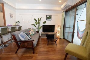 Apartamento superior, no fumadores, terraza (2 Bed Room) | Zona de estar | Una televisión de pantalla plana