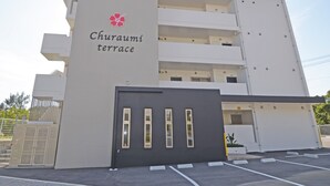 Un edificio moderno con un cartel que dice "Churaumi terrace".