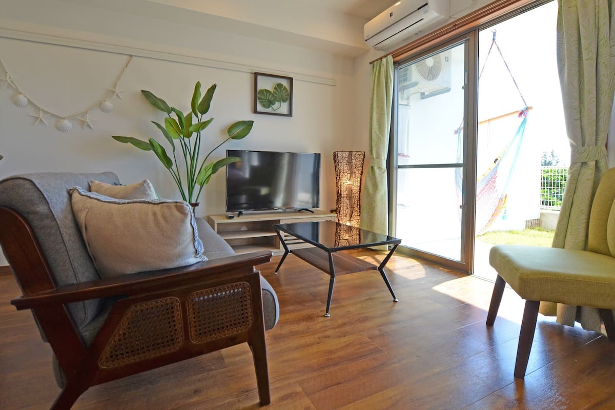 Eenvoudig appartement, niet-roken, terras (One Bed Room) | Woonruimte | Een flatscreentelevisie
