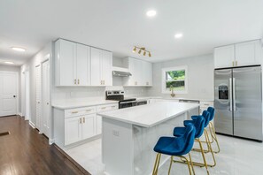 Fridge, microwave, oven, stovetop - Newly renovated, stylish home minutes from the Atlanta Braves Stadium! (Smyrna)