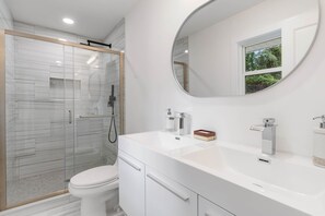 Serviettes fournies, savon, shampoing, papier toilette