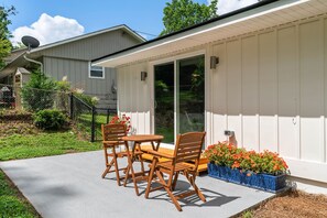 Outdoor dining - Newly renovated, stylish home minutes from the Atlanta Braves Stadium! (Smyrna)