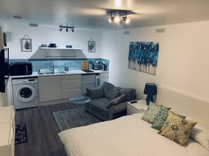 1 habitación, tabla de planchar con plancha, wifi gratis y ropa de cama