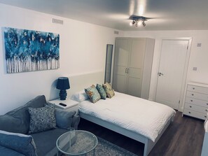 1 habitación, tabla de planchar con plancha, wifi gratis y ropa de cama