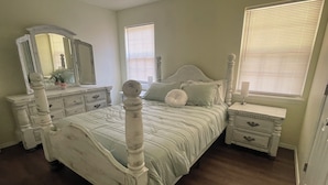 A bedroom with a four-poster bed, a dresser, a nightstand, and a mirror. - The Diamond Escape Murfreesboro Arkansas 3 miles to Crater of Diamond State Park (Murfreesboro)
