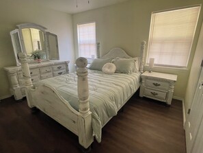 3 chambres, fer et planche à repasser, lit de bébé portatif