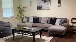 A living room with a sofa, coffee table, and a ceiling fan. - The Diamond Escape Murfreesboro Arkansas 3 miles to Crater of Diamond State Park (Murfreesboro)