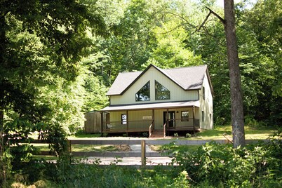 Updated Getaway in the hills of southern Indiana. Minutes from Starve Hollow SRA