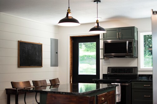 Updated Getaway in the hills of southern Indiana. Minutes from Starve Hollow SRA