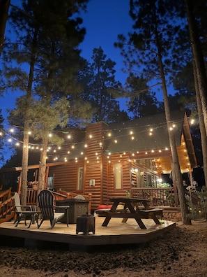 Outdoor dining - Life is better in a cabin. (Heber-Overgaard)