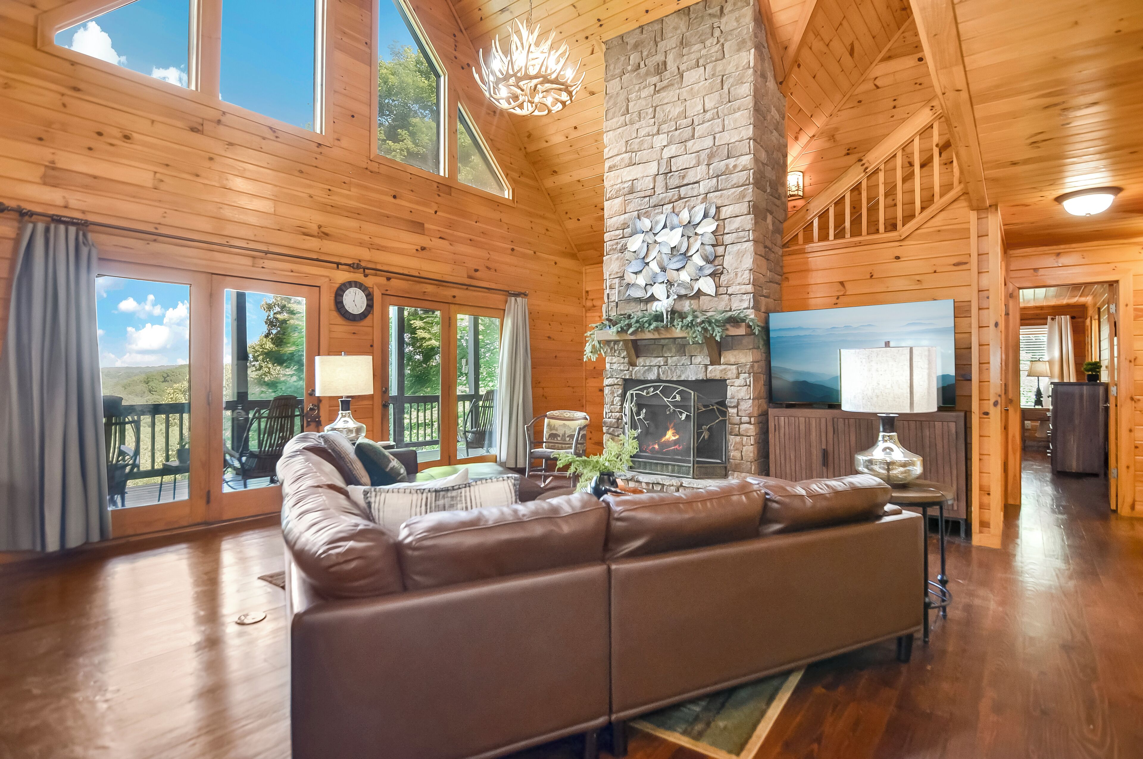 智能電視、壁爐、足球機