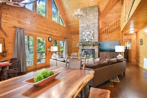 Smart TV, fireplace, table football - Sleeps 16 Lux Living w/ Stunning Views! Fire pit,Game room, Hot tub, Fireplace  (Ellijay)