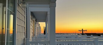 5 bedroom for family and friends! 5 min walk to the beach! Linens Included!