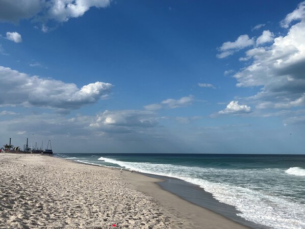 Sun loungers - 5 bedroom for family and friends! 5 min walk to the beach! Linens Included! (Seaside Heights)