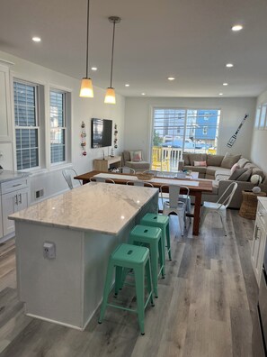 Smart TV, DVD player - 5 bedroom for family and friends! 5 min walk to the beach! Linens Included! (Seaside Heights)