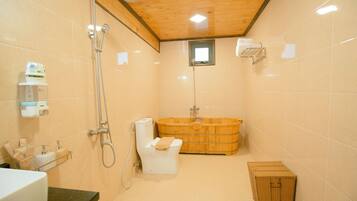 Artículos de tocador gratuitos, secador de pelo, toallas, jabón