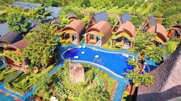 Outdoor pool, free pool cabanas, pool loungers